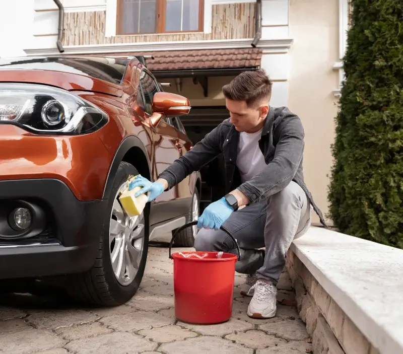 Lavage auto à domicile Lagruère : professionnel intervenant sur un véhicule